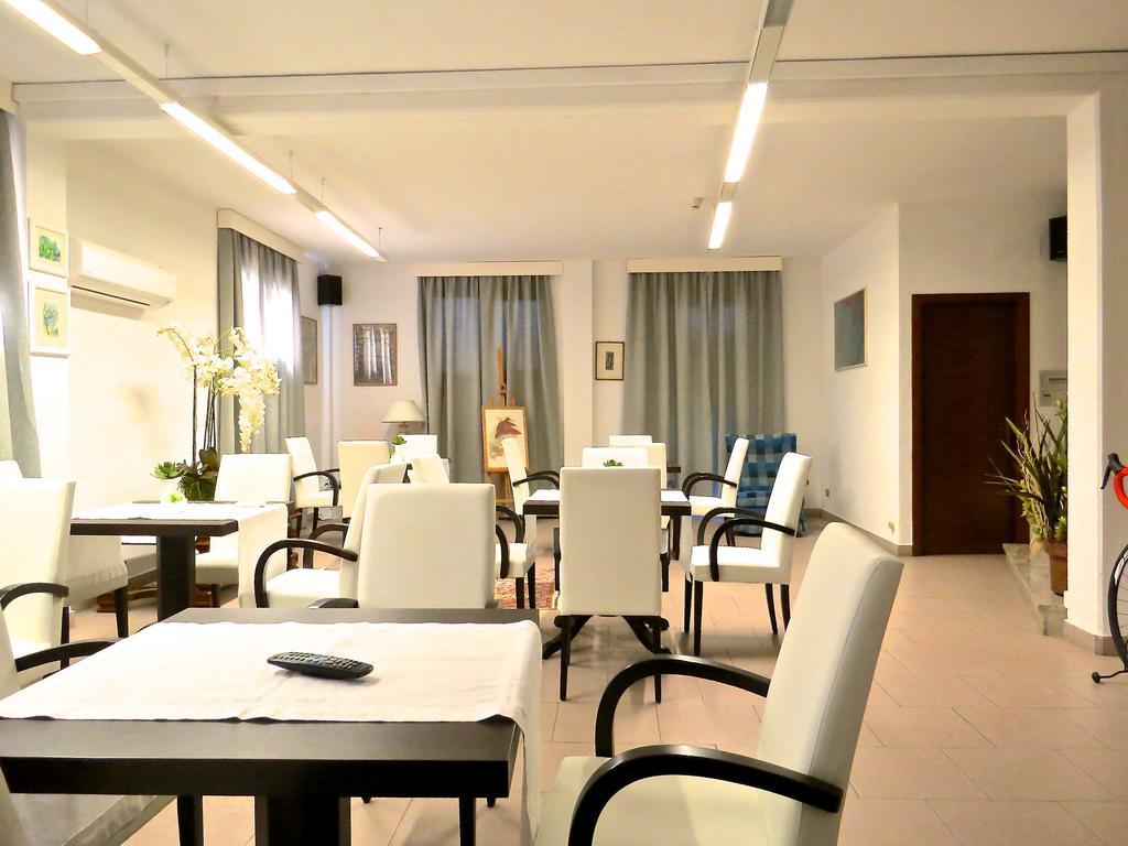 Hotel Rosmarina Марина-ди-Гроссето Экстерьер фото