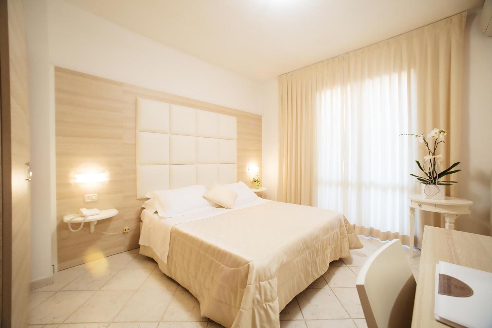 Hotel Rosmarina Марина-ди-Гроссето Экстерьер фото